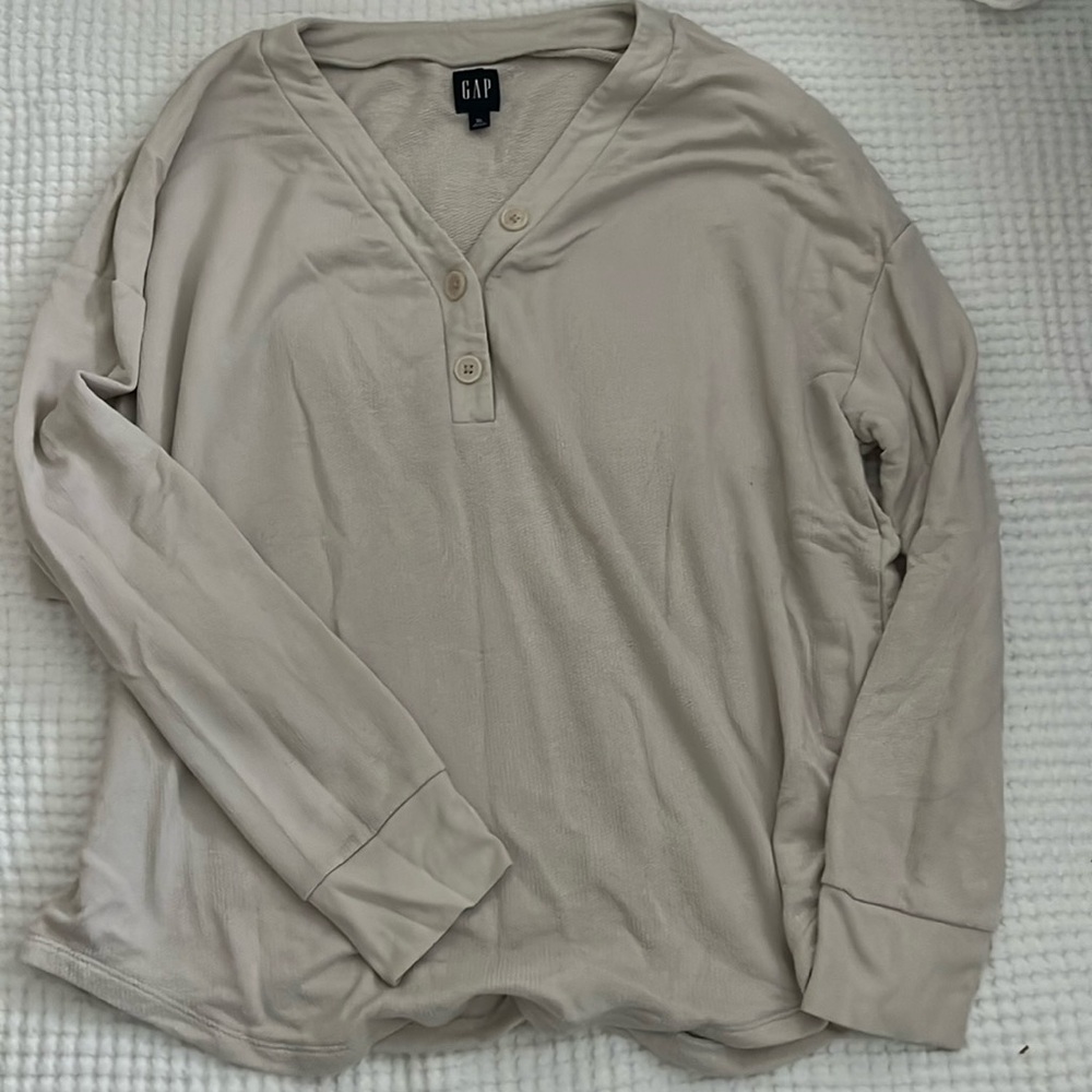 Women’s XL Gap V-Neck with Buttons